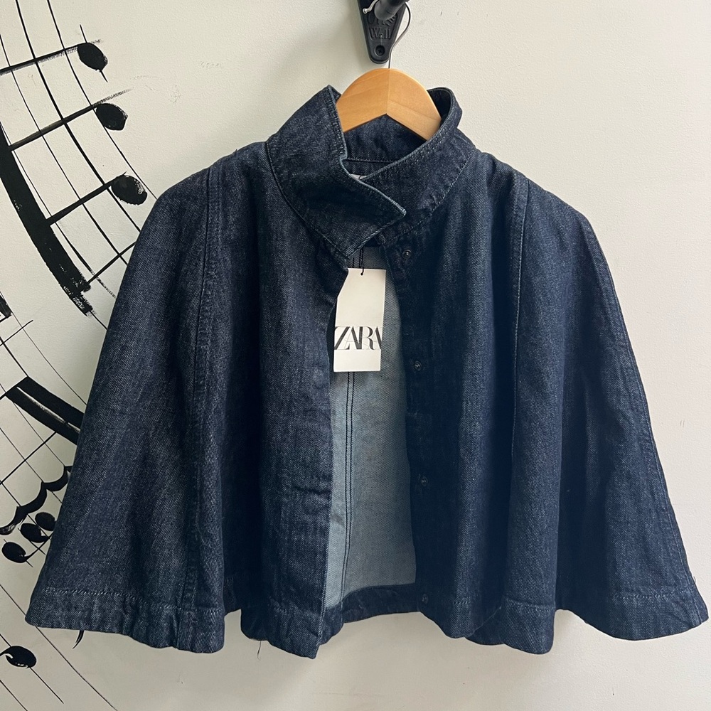 ZARA WOMAN COLLECTION
Denim cape with high collar. Front hidden  button closure.